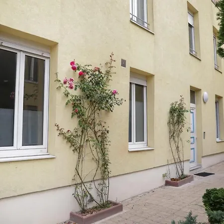 : Aux Biscuits Roses Apartment Reims